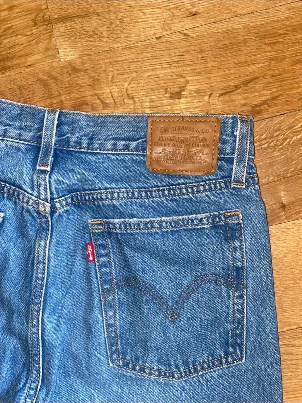 Levi’s Wedgie Fit Blue Denim Jeans Factory Distressed Button Fly Tapered 27 - Picture 6 of 16